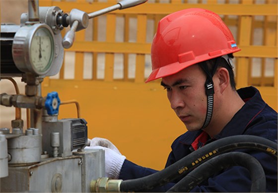 技術人(rén)員調試(shi)工作現(xian)場圖-航(hang)天泵閥(fá)